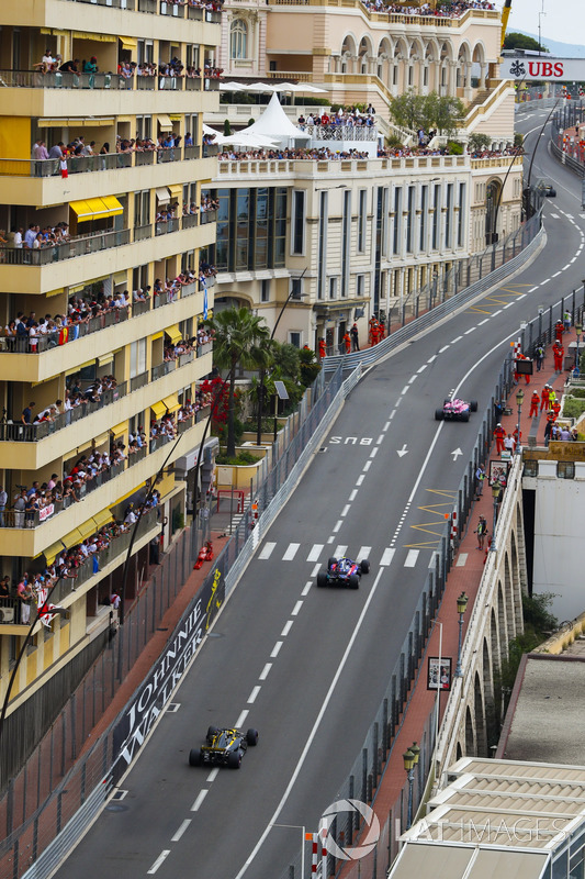 Sergio Perez, Force India VJM11, Pierre Gasly, Toro Rosso STR13, y Nico Hulkenberg, Renault Sport F1 Team R.S. 18