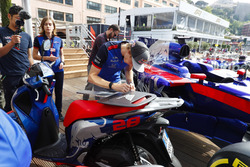 Brendon Hartley, Toro Rosso, signeert een Honda sleutel