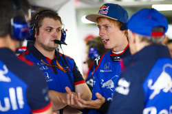 Brendon Hartley, Toro Rosso, with his engineers