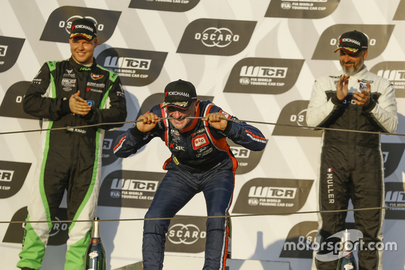 Podio: il vincitore della gara Gabriele Tarquini, BRC Racing Team Hyundai i30 N TCR