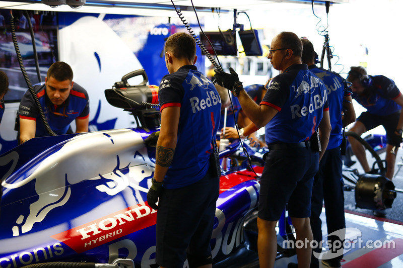Engineers work on the car of Brendon Hartley, Toro Rosso STR13