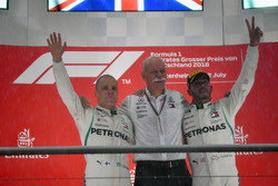 Podium: second place Valtteri Bottas, Mercedes-AMG F1, Dr. Dieter Zetsche, CEO of Daimler AG, Race winner Lewis Hamilton, Mercedes-AMG F1