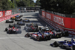 Josef Newgarden, Team Penske Chevrolet, guida il gruppo in curva 2