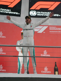 Il vincitore della gara Lewis Hamilton, Mercedes-AMG F1, festeggia sul podio