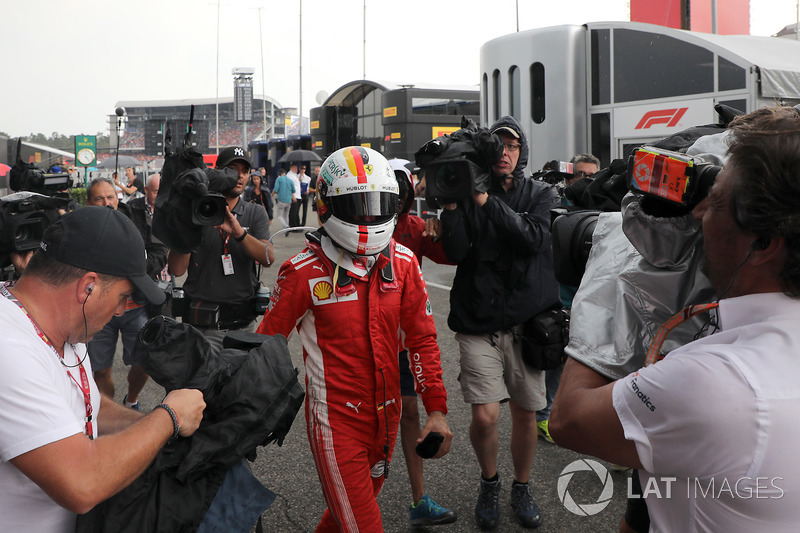 Cercado por fotógrafos e cinegrafistas, Vettel sequer tirou o capacete