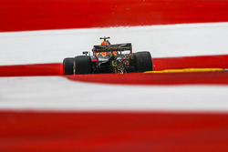 Max Verstappen, Red Bull Racing RB14 saca chispas