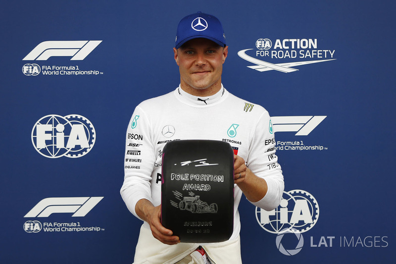 Valtteri Bottas, Mercedes AMG F1, menerima penghargaan posisi pole