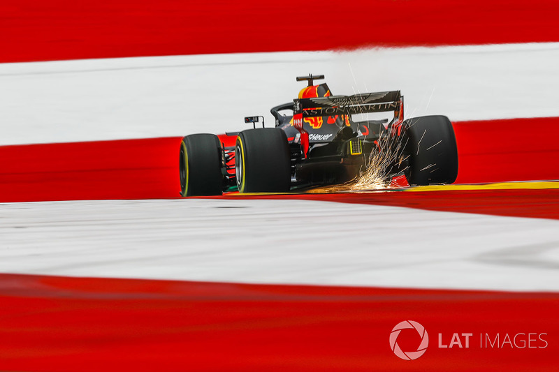 Daniel Ricciardo, Red Bull Racing RB14 fait des étincelles