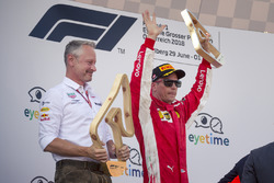 Jonathan Wheatley, manager de Red Bull Racing et Kimi Raikkonen, Ferrari sur le podium