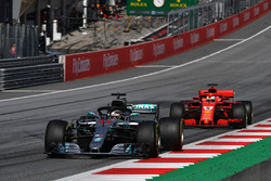 Lewis Hamilton, Mercedes-AMG F1 W09 voor Sebastian Vettel, Ferrari SF71H