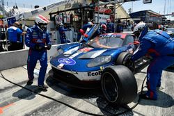 #67 Chip Ganassi Racing Ford GT, GTLM: Ryan Briscoe, Richard Westbrook pit stop