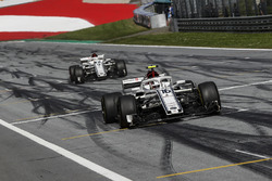 Charles Leclerc, Sauber C37 e Marcus Ericsson, Sauber C37, tagliano il traguardo