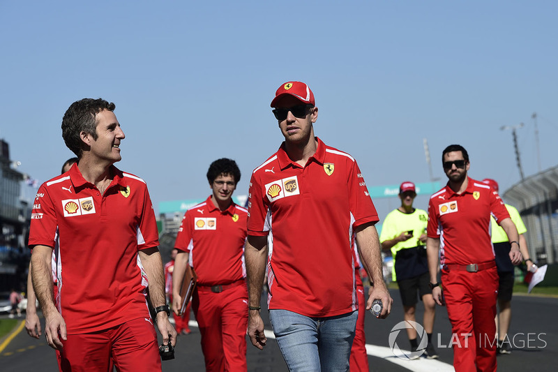 Себастьян Феттель и сотрудники Ferrari гуляют по трассе