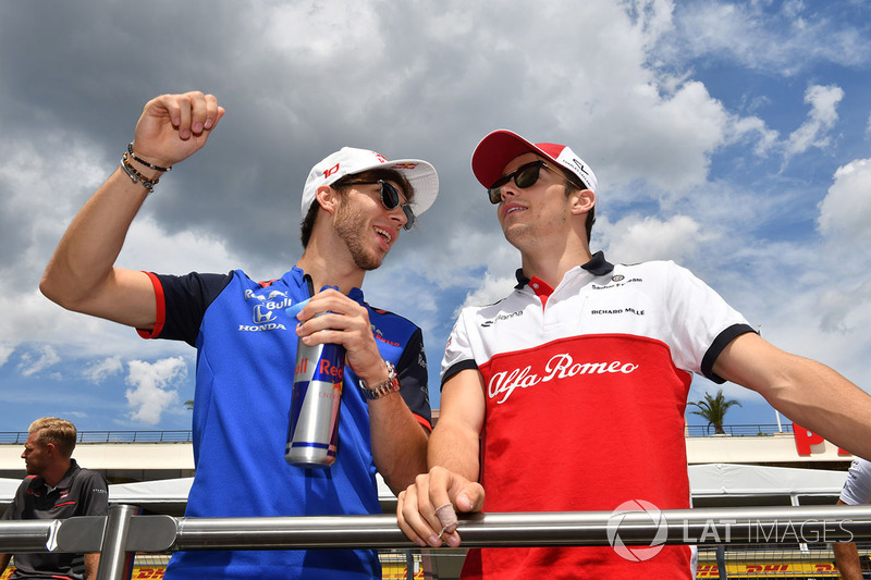 Pierre Gasly, Scuderia Toro Rosso et Charles Leclerc, Sauber lors de la parade des pilotes