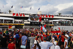 Max Verstappen, Red Bull Racing, Ron Meadows, Sporting Director, Mercedes AMG, Lewis Hamilton, Mercedes AMG F1, en Kimi Raikkonen, Ferrari op het podium