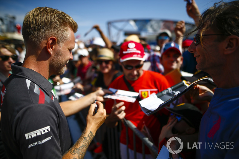 Kevin Magnussen, Haas F1 Team, signe des autographes et se fait prendre en photo