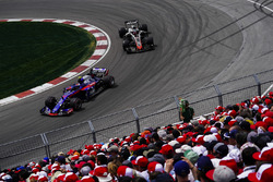 Пьер Гасли, Scuderia Toro Rosso STR13, и Ромен Грожан, Haas F1 Team VF-18