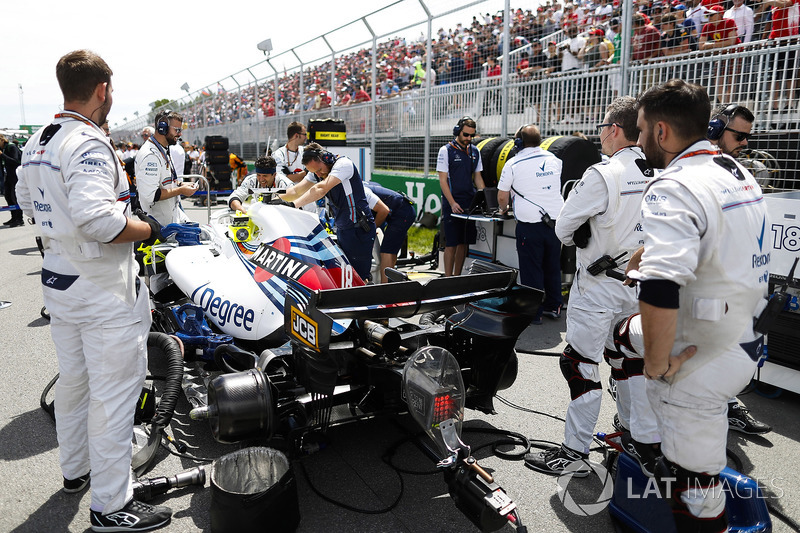 he Williams team on the grid with the car of Lance Stroll, Williams FW41