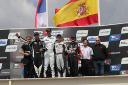 Podium: Racewinnaar Dusan Borkovic, Target Competition Hyundai i30 N TCR, tweede plaats Dániel Nagy, M1RA Hyundai i30 N TCR, derde plaats Mikel Azcona, PCR Sport Cupra TCR, Giovanni Altoè, Pit Lane Competizioni Audi RS3 LMS TCR