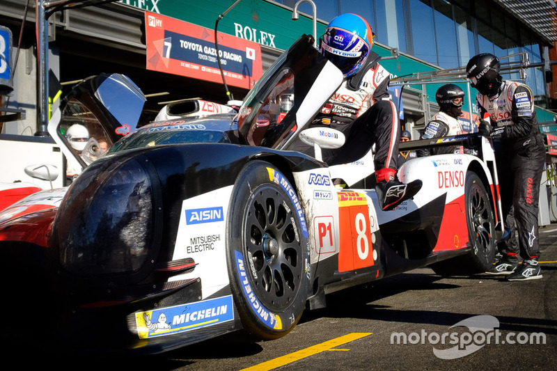 #8 Toyota Gazoo Racing Toyota TS050: Fernando Alonso, en the pit lane