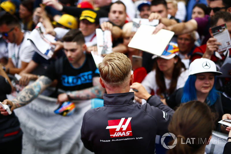 Kevin Magnussen, Haas F1 Team firma autógrafos para fanáticos