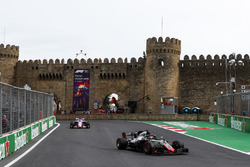 Romain Grosjean, Haas F1 Team VF-18 Ferrari, Sergio Perez, Force India VJM11 Mercedes
