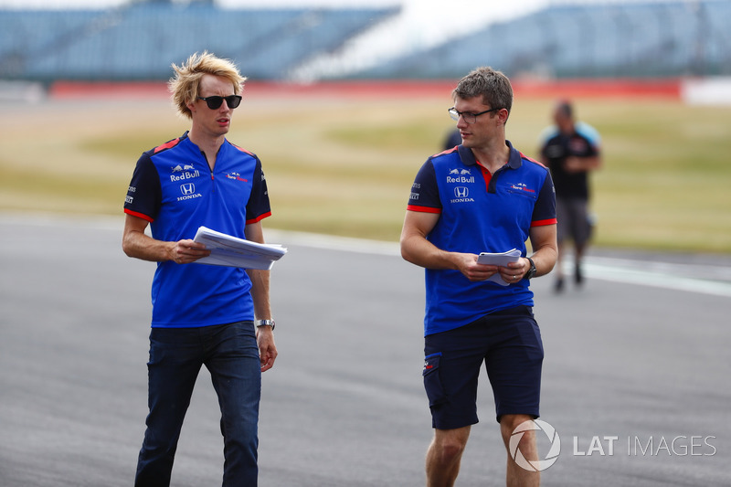 Brendon Hartley, Toro Rosso, parcourt la piste à pied