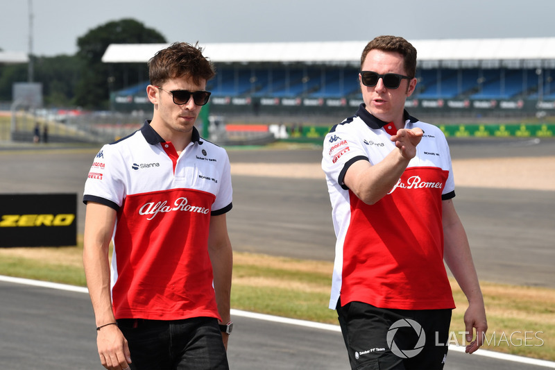 Charles Leclerc, Sauber parcourt la piste à pied