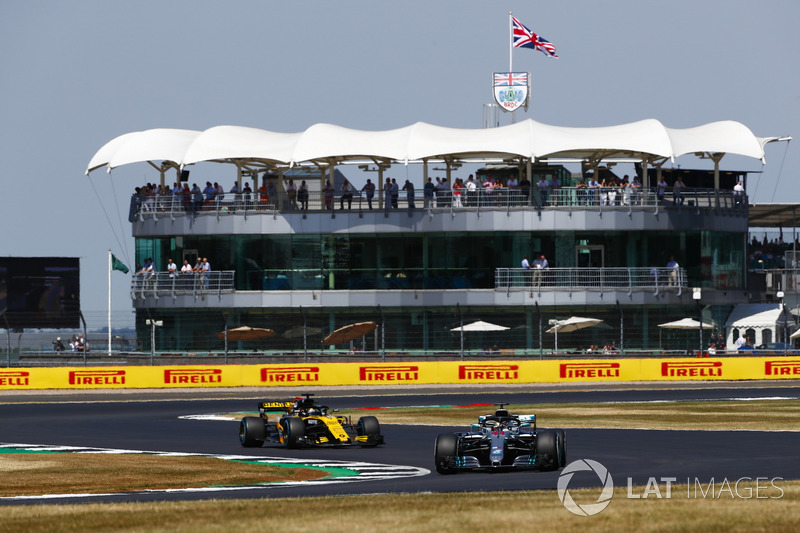 Lewis Hamilton, Mercedes AMG F1 W09 leads Nico Hulkenberg, Renault Sport F1 Team R.S. 18
