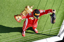 Il vincitore della gara Sebastian Vettel, Ferrari, festeggia sul podio