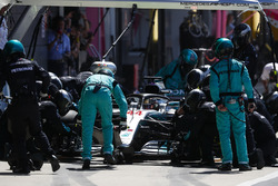 Lewis Hamilton, Mercedes AMG F1 W09, s'arrête aux stands