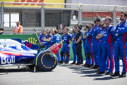 Les ingénieurs Toro Rosso sur la grille