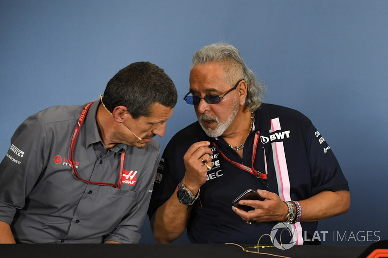 Guenther Steiner, Team Prinicipal, Haas F1 Team, e il Dr. Vijay Mallya, proprietario del team Force India Formula One, nella conferenza stampa