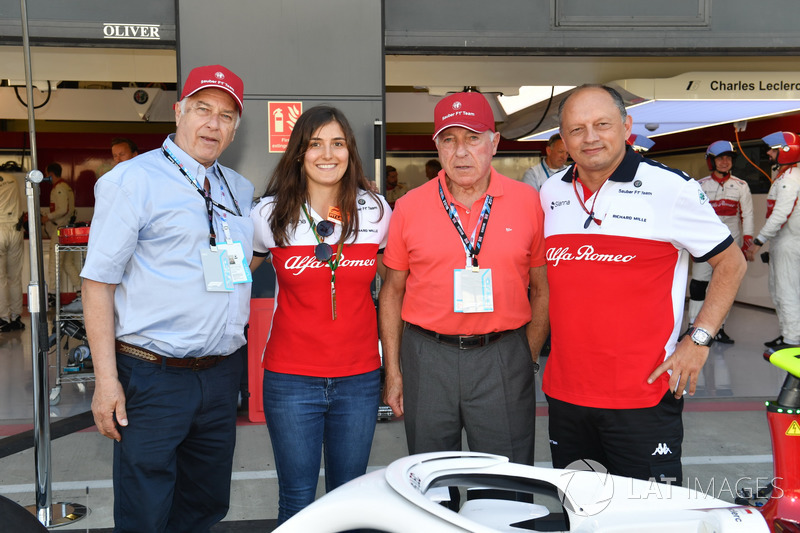 Frederic Vasseur, directeur de Sauber, Tatiana Calderon, pilote d'essais de Sauber avec Oscar Fangio, et Ruben Fangio