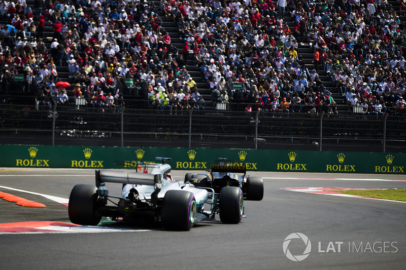 Nico Hulkenberg, Renault Sport F1 Team RS17, Lewis Hamilton, Mercedes AMG F1 W08