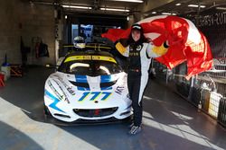 Sharon Scolari con la bandiera svizzera, ScoRace Team