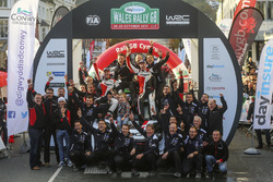 Winners Elfyn Evans, Daniel Barritt, Ford Fiesta WRC, M-Sport with the team