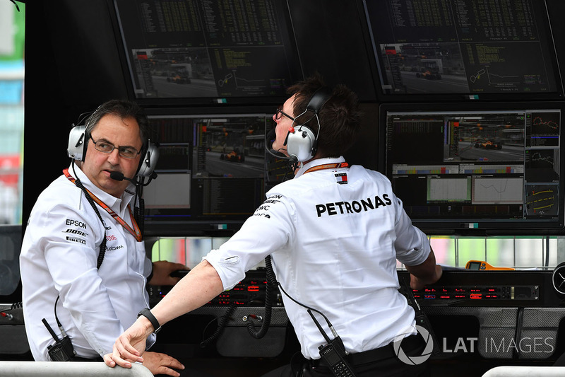 Ron Meadows, Mercedes AMG F1 Team Manager sur le muret des stands Mercedes