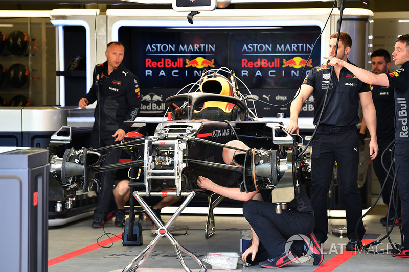 Red Bull Racing RB14 se trabaja en el garaje