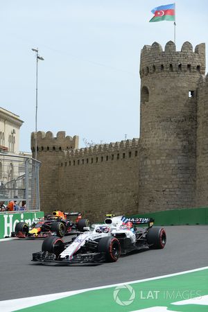 Sergey Sirotkin, Williams FW41 y Daniel Ricciardo, Red Bull Racing RB14