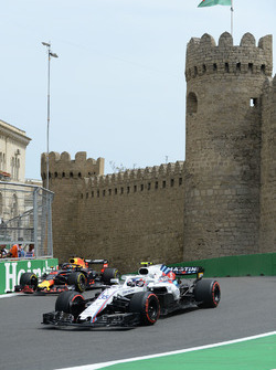 Sergey Sirotkin, Williams FW41 y Daniel Ricciardo, Red Bull Racing RB14
