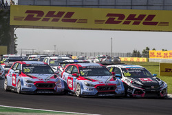 Gabriele Tarquini, BRC Racing Team Hyundai i30 N TCR, Norbert Michelisz, BRC Racing Team Hyundai i30 N TCR, Esteban Guerrieri, ALL-INKL.COM Münnich Motorsport Honda Civic Type R TCR