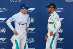 Гонщики Mercedes AMG F1 Льюис Хэмилтон и Валттери Боттас