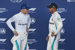 Гонщики Mercedes AMG F1 Льюис Хэмилтон и Валттери Боттас