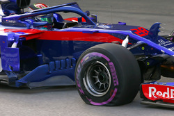 Brendon Hartley, Toro Rosso STR13 Honda, returns to the pits with a broken wheel and punctured tyre