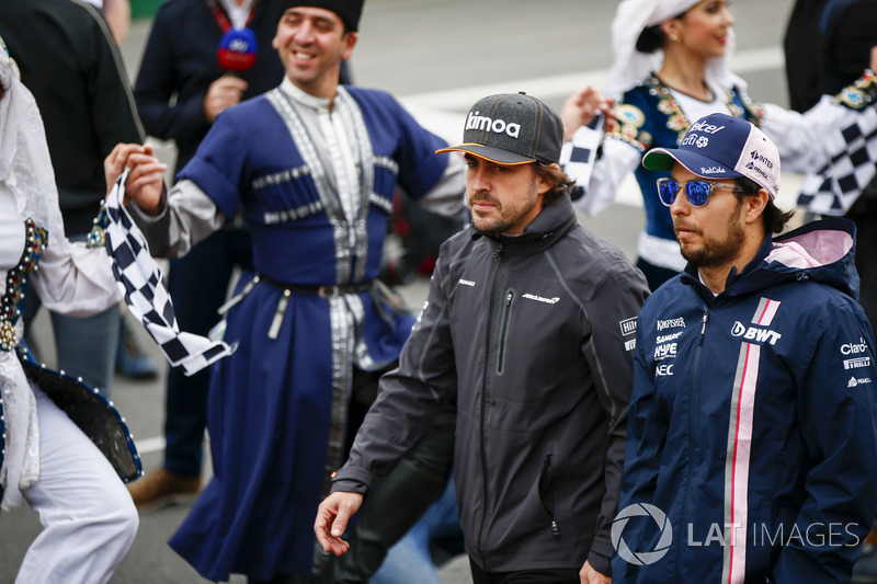 Fernando Alonso, McLaren, Sergio Perez, Force India, en el desfile de pilotos