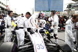 Sergey Sirotkin, Williams Racing, arrives on the grid