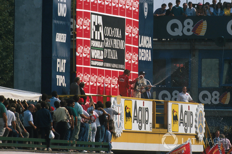 Podium: winnaar Alain Prost, tweede Gerhard Berger, derde Thierry Boutsen