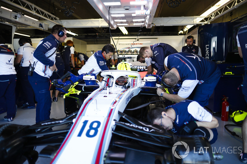 Engineers make adjustments to the car of Lance Stroll, Williams FW41