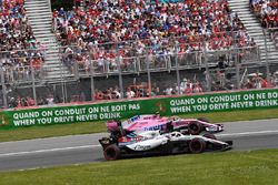 Sergey Sirotkin, Williams FW41 et Esteban Ocon, Force India VJM11 en bataille
